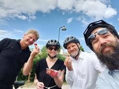 Selfie 3 Männer einer Frau , Erdbeeren in der Hand
