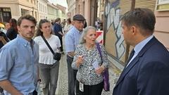 Oberbürgermeister Steffen Scheller im Gespräch mit Marna Schwarz-Carroll und ihrer Familie.