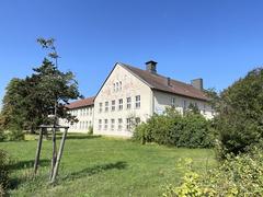 Die Georg-Klingenberg-Grundschule mit grünem Außengelände.