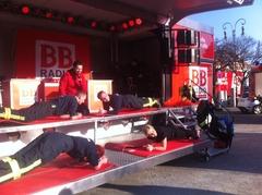 OBM Dr. Tiemann beim "Planking"