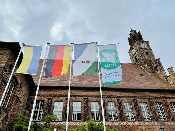 4 Flaggen wehen vor dem Rathaus: Ukraine, Deutschland, Stadt Brandenburg, Mayors 4 Peace