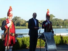 Nicht nur Brandenburgs Sportminister Steffen Freiberg bei seinem Grußwort von zwei „Langen Kerls" eskortiert, …