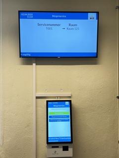 Terminal mit Anzeigentafel