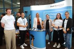 Das Ausbildungsteam der Stadt Brandenburg an der Havel am Stand beim Berufemarkt.