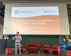 Prof. Dr. Hendrik Borgmann betonte in seinem Beitrag die Vorzüge von digitalen Gesundheitsanwendungen (DiGAs)
