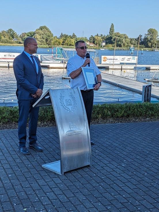 ECA-Präsident Jean Zoungrana (links) überreichte dem Chef-Organisator Frank Göpel die Ehrenplakette der Europäischen Kanu-Föderation.