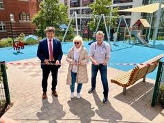 Offizielle Eröffnung des Spielplatzes auf dem Klinikumsgelände.