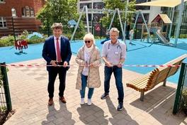 Offizielle Eröffnung des Spielplatzes auf dem Klinikumsgelände.