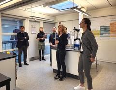 Besuch in der Schule (Physik- und Chemiekabinett)