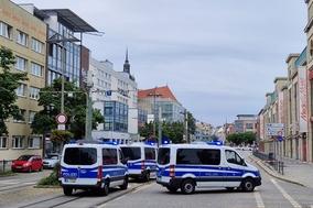 Polizeifahrzeuge sperren den Einsatzbereich ab