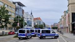 Polizeifahrzeuge sperren den Einsatzbereich ab