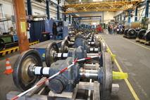 Einblick in eine Werkhalle der Gleisbaumechanik.