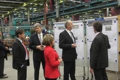 Ministerpräsident, Oberbürgermeisterin und Bürgermeister Steffen Scheller (links) bei der Werksbesichtigung mit Heribert Wille (2.v. li.), Leiter Manufacturing, und Standortleiter Gerwin Cordes (rechts)