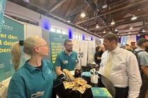 Steffen Scheller im Gespräch mit Steuer-Experten.