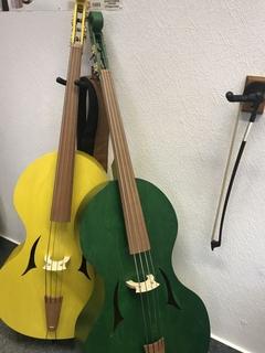 Die bunten Kinder-Kontrabässe sind schon für Musikschüler/innen ab 7 Jahren geeignet