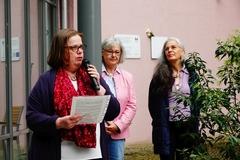 Museumsleiterin Anja Grothe (links) begrüßt das Publikum, Dr. Irene Diekmann (Mitte) und Birgit Patz (rechts) verfolgen die Ausführungen zur Forschung