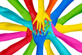 Viele Hände klatschen übereinander ab.