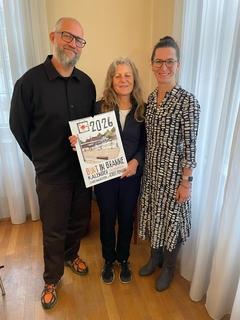 Beigeordnete Alexandra Adel (rechts) mit Betreuer Nicolai Knutson (links) und Martha Stückler (mitte)