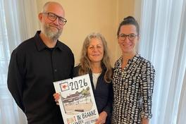 Beigeordnete Alexandra Adel (rechts) mit Betreuer Nicolai Knutson (links) und Martha Stückler (mitte)