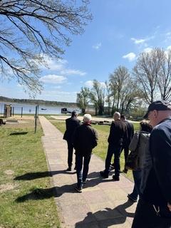 Menschen laufen auf einem Weg