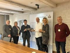 Präsident Mario Heitz, und die Vizepräsidenten Angela Schmidt (von links) und Torsten Ritzka (rechts) vom BKC brachten gemeinsam mit dem Prinzenpaar Britt Lange und André Eckhardt (2. u. 3. v. r.) den symbolischen Rathausschlüssel zu Oberbürgermeister Steffen Scheller zurück.