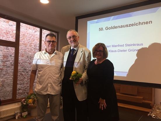 Die Vereinsvorsitzende Petra Winkler gratuliert Manfred Steinkraus und Klaus-Dieter Grünewald zur goldenen Ehrennadel.