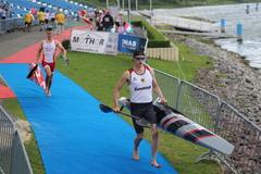 Die Sportler mussten bei den Portagen nach bestimmten Runden aus dem Boot steigen und ca. 100 Meter mit dem Boot an der Tribüne vorbeilaufen