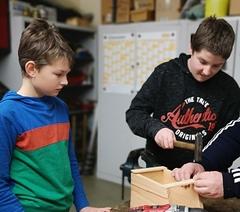 Schüler beim Zusammenbau der Nistkästen im Krugpark