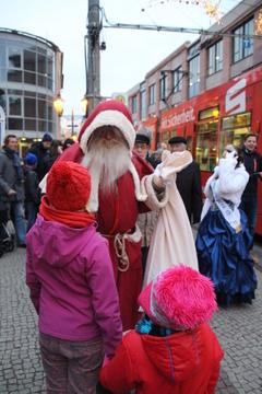 ...die ersten Kinder warten schon auf den Weihnachtsmann...