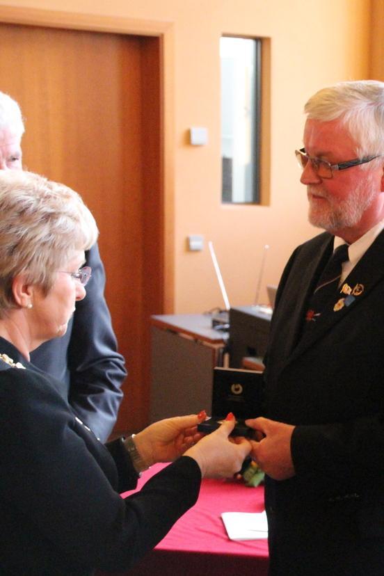 Oberbürgermeisterin Dr. Dietlind Tiemann überreicht in der SVV-Sitzung am 25.03.2015 die Ehrenmedaille der Stadt an Hartmut Duif.