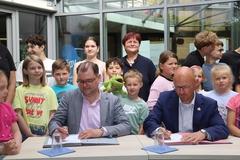 Prof. Wilms und OB Keip beim Unterschreiben der Vereinbarung.