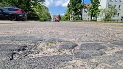 Flickwerk und Aufbrüche prägen die Fahrbahn der Prignitzstraße.