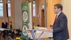 Steffen Scheller während seiner Rede anlässlich des 35-jährigen Bestehens des Kreisverbandes Brandenburg/Havel der Gartenfreunde e.V. im Rolandsaal.