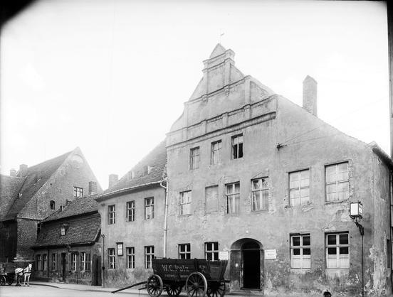Im ehemaligen Magistratshaus am Altstädtischen Markt wurde bis um 1820 Barchent, ein samtartiges Gewebe aus Baumwolle und Leinen hergestellt. Aufnahme um 1900 (Foto Stadtmuseum Brandenburg an der Havel). 
