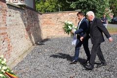 Oberbürgermeister Scheller bei der Kranzniederlegung mit dem Stadtverordnetenvorsteher Walter Paaschen.