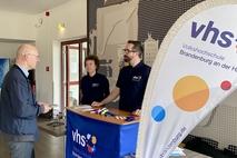 Am Stand der Volkshochschule Brandenburg.
