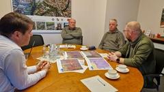 Oberbürgermeister Steffen Scheller und Meik Fabian im Gespräch mit Lutz Laskowsky vom Bürgerverein Neuendorf und mit Jäger Detlef Gericke.