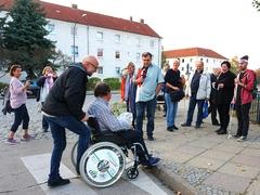 Hohe Bordsteinkanten sind oft ein Hindernis für Rollstuhlfahrer