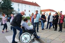 Hohe Bordsteinkanten sind oft ein Hindernis für Rollstuhlfahrer
