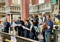 Kolleginnen und Kollegen sangen einen selbstgedichteten Song.