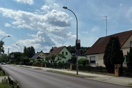 Ein Dialogdisplay hilft, die vorgeschriebene Geschwindigkeit in der Woltersdorfer Straße einzuhalten.