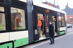 OB Scheller im Gespräch mit Schaulustigen, die sich die Bahn auch von innen ansehen konnten