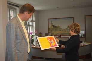 Bürgermeister Jesper Würtzen überreicht seiner Amtskollegin ein Gastgeschenk.