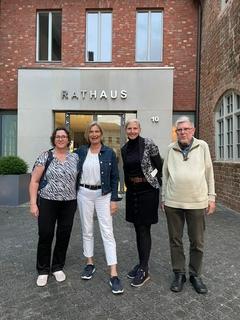 Gruppenbild vor dem Rathaus.