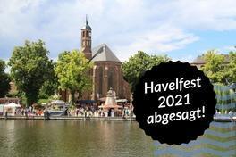 Bild der Havel mit Festbesuchern und Johanniskirche am Slazhofufer. Das Bild ist von der anderen Flussseite aus aufgenommen.