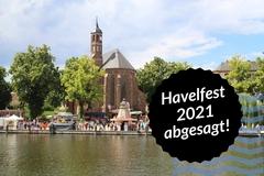 Bild der Havel mit Festbesuchern und Johanniskirche am Slazhofufer. Das Bild ist von der anderen Flussseite aus aufgenommen.