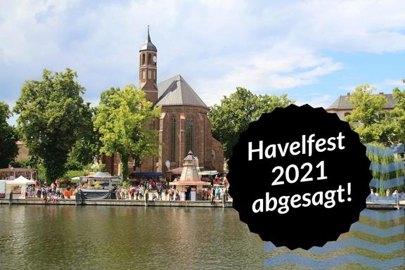 Bild der Havel mit Festbesuchern und Johanniskirche am Slazhofufer. Das Bild ist von der anderen Flussseite aus aufgenommen.