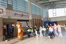 Spontane Tanzeinlage mit Blicki in der Turnhalle.