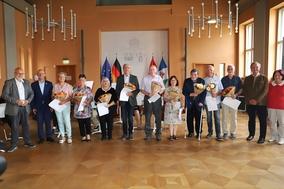Gruppenbild mit allen ausgezeichneten Seniorinnen und Senioren.
