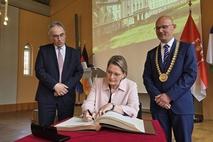 Bundesjustizministerin Dr. Stefanie Hubig beim Eintrag ins Goldene Buch der Stadt.